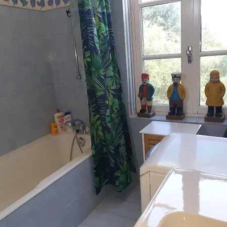Privée Dans Maison Avec Piscine Alloggio in famiglia