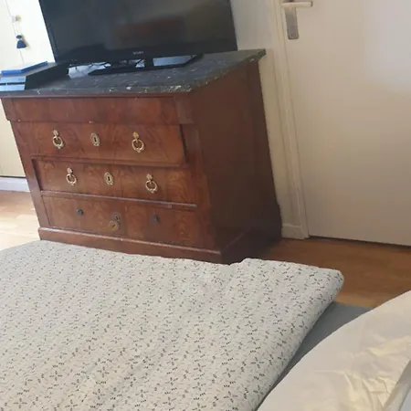 Privée Dans Maison Avec Piscine Alloggio in famiglia